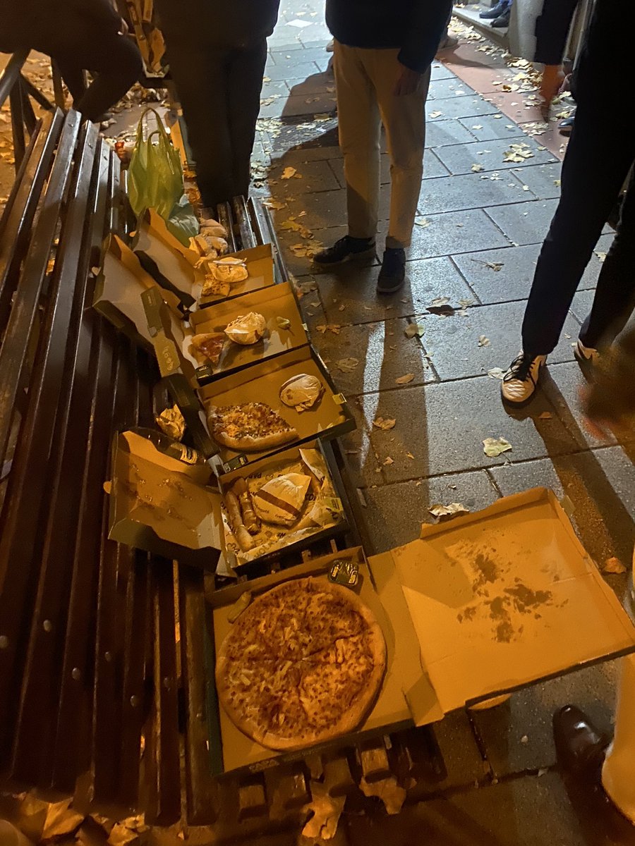 unaicano10's tweet image. 🔴 Llegan 20 hamburguesas y 5 pizzas a Ferraz. Honor a la solidaridad de tantos españoles. Sois historia.