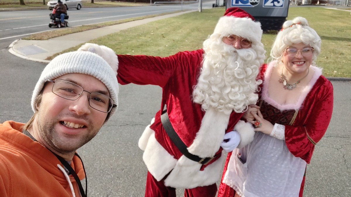 NMonte96's tweet photo. This was a nice sunrise when getting back from my morning live shots!! Santa &amp; Mrs Claus stopped by!! https://t.co/QI244QKVZp