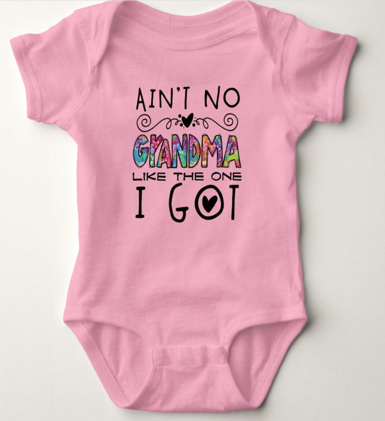 HolidayFinds's tweet photo. Our 'Ain't No Grandma Like The One I've Got' baby bodysuit is here to spread smiles and warmth. ♥️♥️
The perfect gift to celebrate the special bond. 🥰
Limited stock! 🙀
Grab yours now. 👵👶💖 

#HolidayFinds #GrandmaLove #BabyFashion #SpecialBond #BodySuit

https://t.co/uMBMg1GeFg