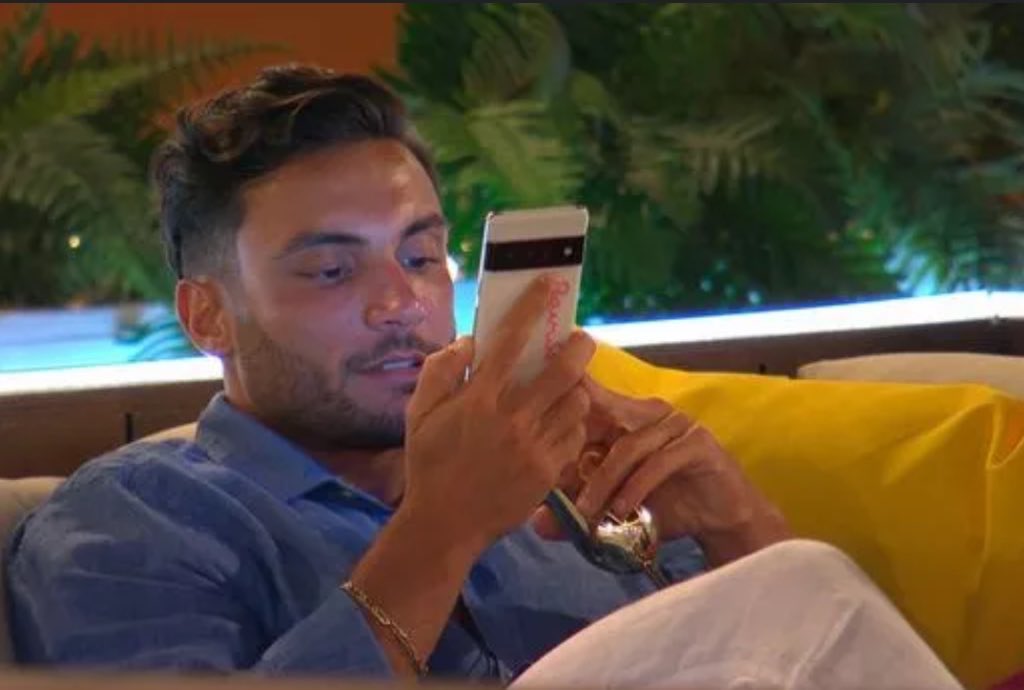 TellyReactions's tweet photo. Me looking at the #ImACeleb memes during the ad breaks…… https://t.co/repkV3q2vA