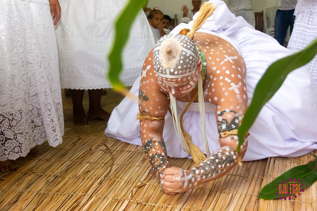 Mem(ÓRÍ)a

É um altar na cabeça que guarda as histórias, como um álbum dinâmico de fotografia que guardam imagens, lembranças, sabedorias, andanças, magias.

janaina_nportella