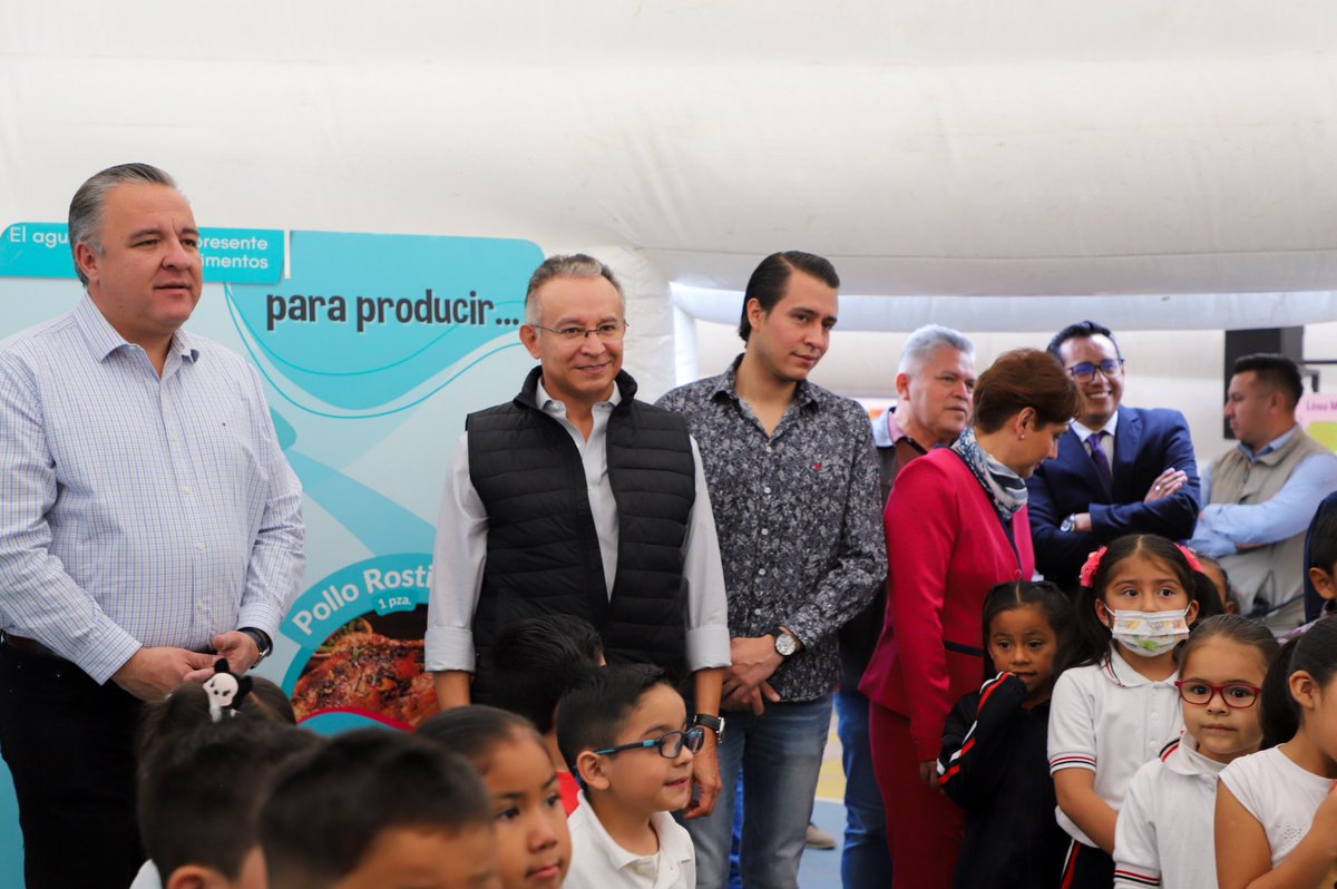 Nuestro festival #AguaParaTodos continúa siendo un éxito, estamos concientizando a las generaciones más jóvenes de la importancia que tiene el agua en nuestra vida. Me encuentro en la escuela primaria Pedro de Gante en Capultitlán, donde nuestro equipo del <a href="/OrganismoAyST/">Agua y Saneamiento de Toluca</a> lleva a