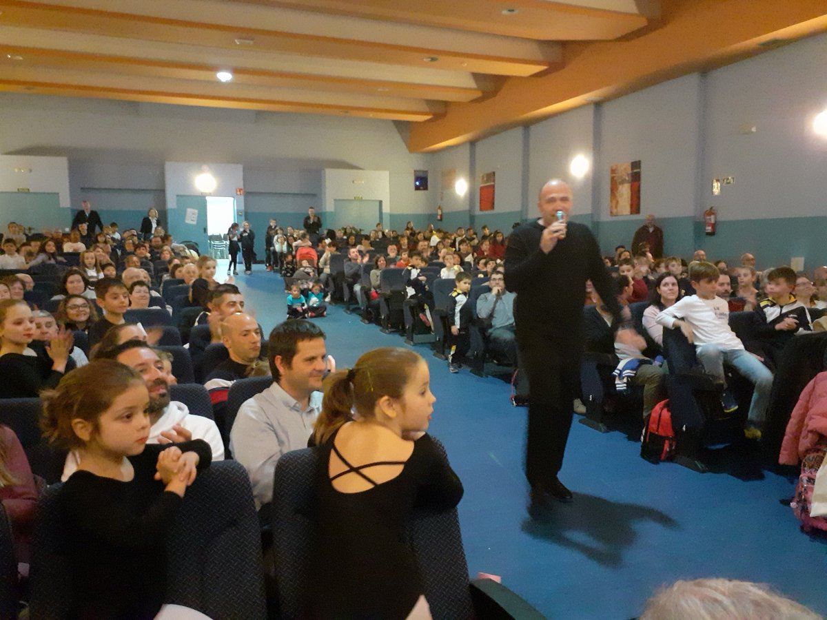 LaSalleInstituc's tweet photo. ¡Gran Gala PROYDE! Una tarde mágica, musical y llena de ilusión por lo que ayuda nuestra ONG, que somos todos…. #GRACIAS familias por vuestro apoyo y colaboración! Porque mucha #gentepequeña, haciendo cosas pequeñas, en muchos lugares pequeños….podemos cambiar el mundo!🌍 https://t.co/B0wD9rWkUt