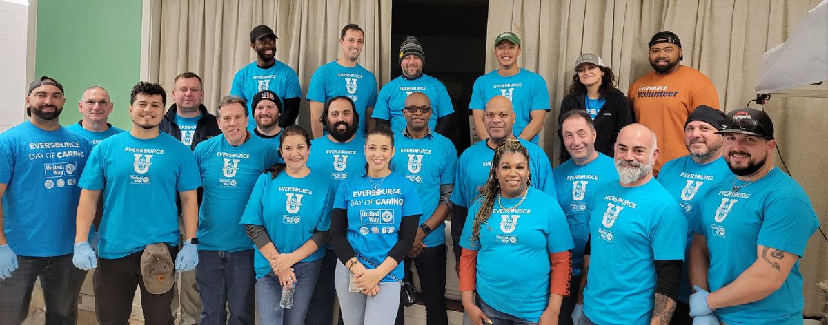 EversourceCorp's tweet photo. #TeamEversource served up a hot Thanksgiving meal to those in need at Keystone House Inc. in Norwalk, and everyone enjoyed some great food and company! We love supporting the communities where we work and live, especially this time of year. https://t.co/RUJqV2RWRa