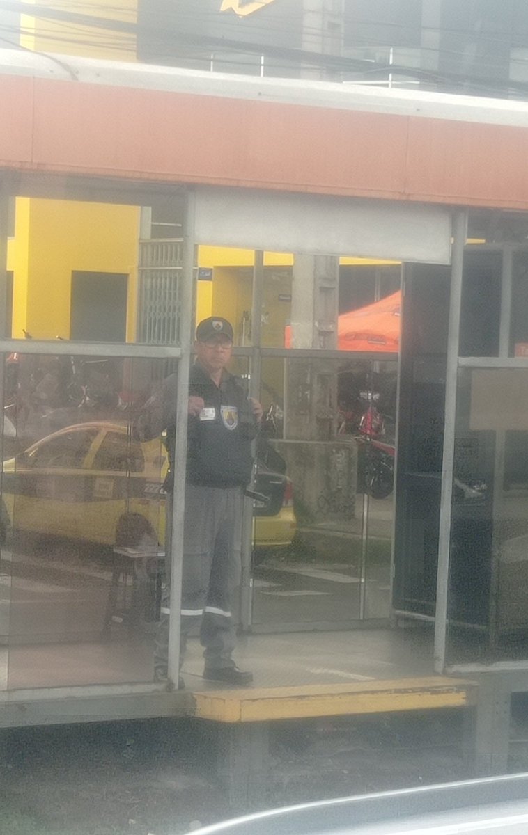 SoySiriDaniela's tweet photo. @TransporteQuito Este Guardia De La Estación De Plaza De Toros 3:34 Sur Junto A La Señora De La Gazeta Me Discriminaron Al No Aceptarme Mi Carnet de Discapaciurdad, Además Discriminandome Con Transfobia Llamándome Ratero Travesti #LaTransfobiaMata #NovTrans @pabelml @MesaLgbtiq https://t.co/uH7zlNK8Jn