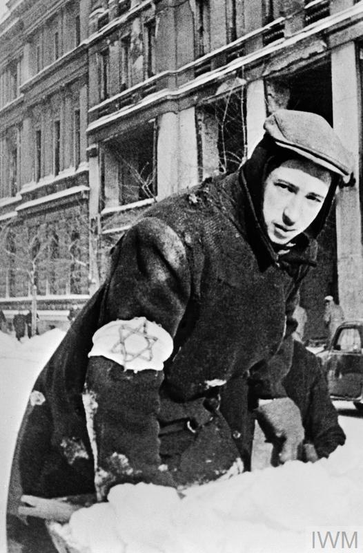 UCL_Holocaust's tweet photo. OTD in 1939, Frank ordered the introduction of a star badge for Polish Jews.  
Such #classification &amp; #symbolisation is a key indicator of #genocide. 
These stages enable the identification &amp; targeting of discriminated people or future victims easier for perpetrators. RT https://t.co/7e4DC3tzfZ