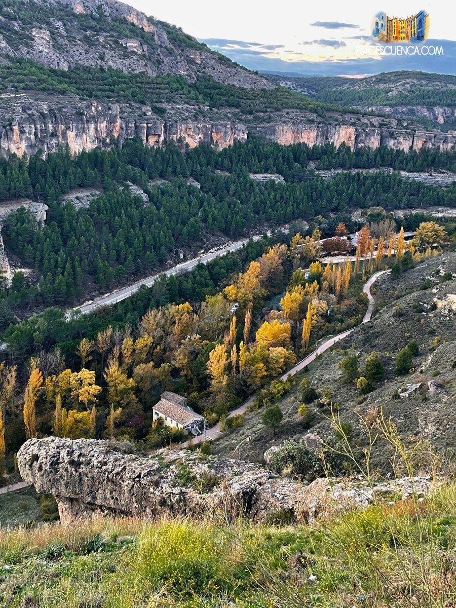 🍁🍁El #Otoño se va yendo de #Cuenca hoja a hoja a estas alturas de noviembre, pero todavía puedes venir a disfrutar del color y la belleza del paisaje de la ciudad antes que el invierno desnude a la naturaleza.
¡Te esperamos en Cuenca!😉😉