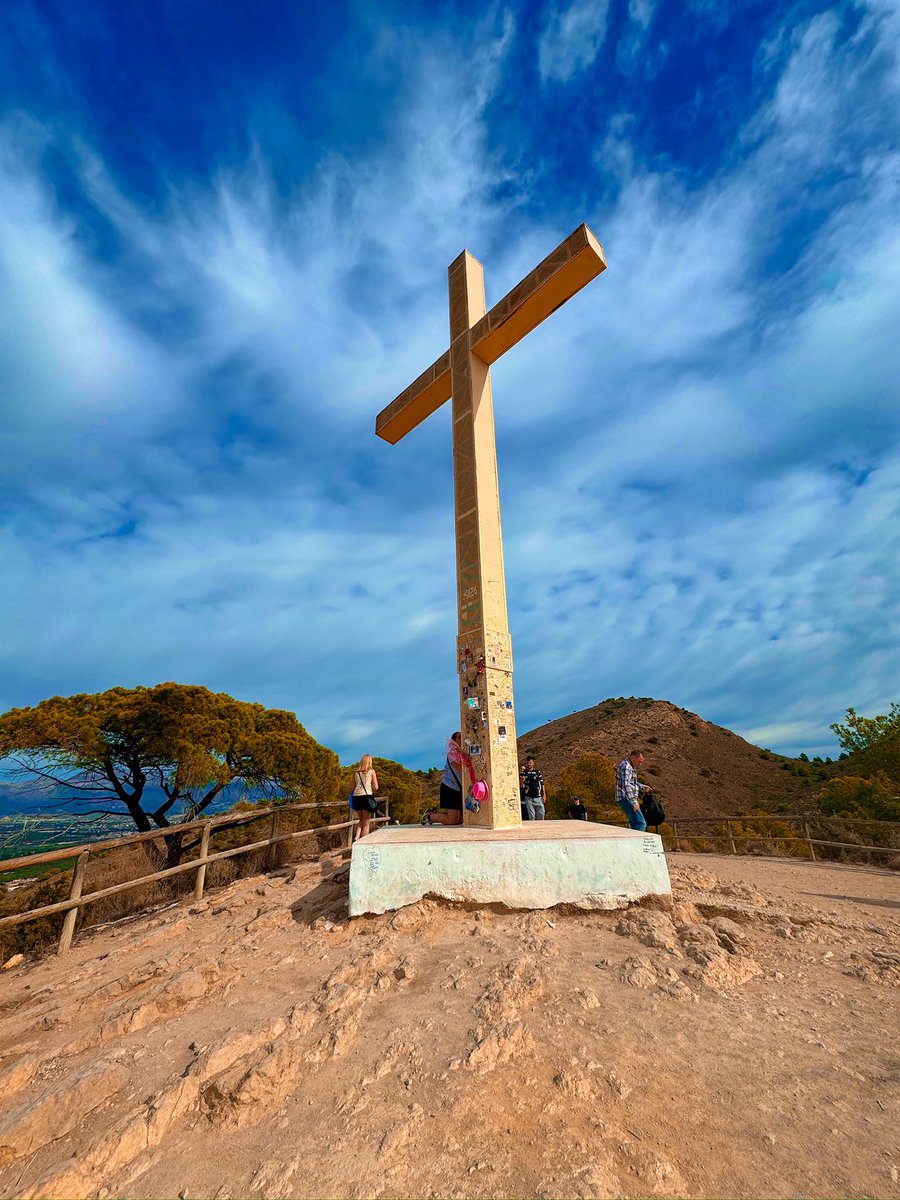 ItsConnorC's tweet photo. Brilliant walk up to La Cruz Benidorm. After a long, steep walk, I finally made it up. Amazing views ☀️🌅  #benidorm https://t.co/CZQaqFkz9c