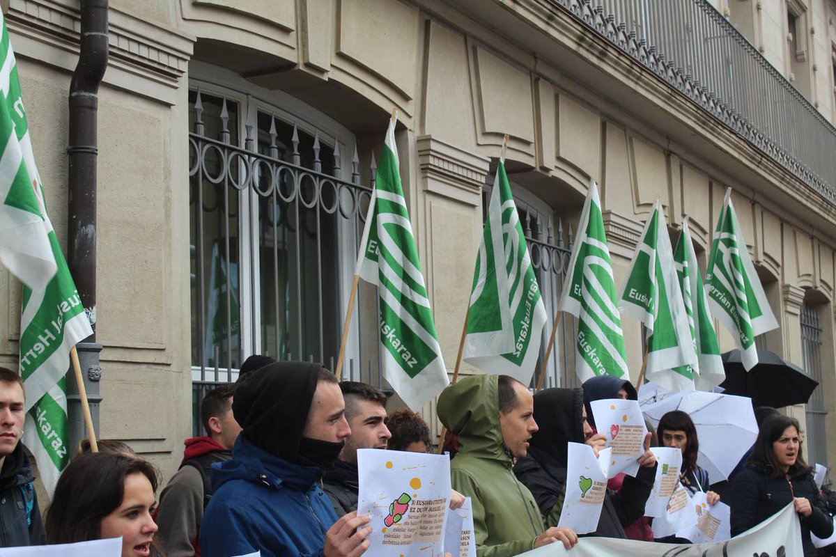 Euskal Herriaren etorkizuna eraikitzeko eskola euskalduna behar dugulako, hezkuntza lege honi planto!

Argi dago oraingo hezkuntza ereduak ez duela euskararen jakintza/erabilera bermatzen eta hurrengo urtetan berdinean gotortzeak ez dauka zentzurik.
Hezkuntza euskalduna behingoz!