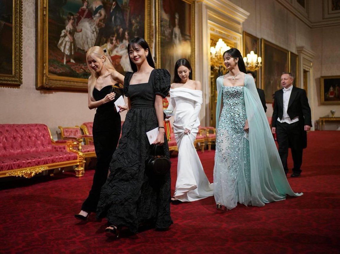 villainpinks's tweet photo. “If the UK has the Beatles, Queen, Harry Potter, and David Beckham, Korea has @BLACKPINK…” - South Korea President at the korean state banquet at buckingham palace tonight! https://t.co/EhZj8EWiVs
