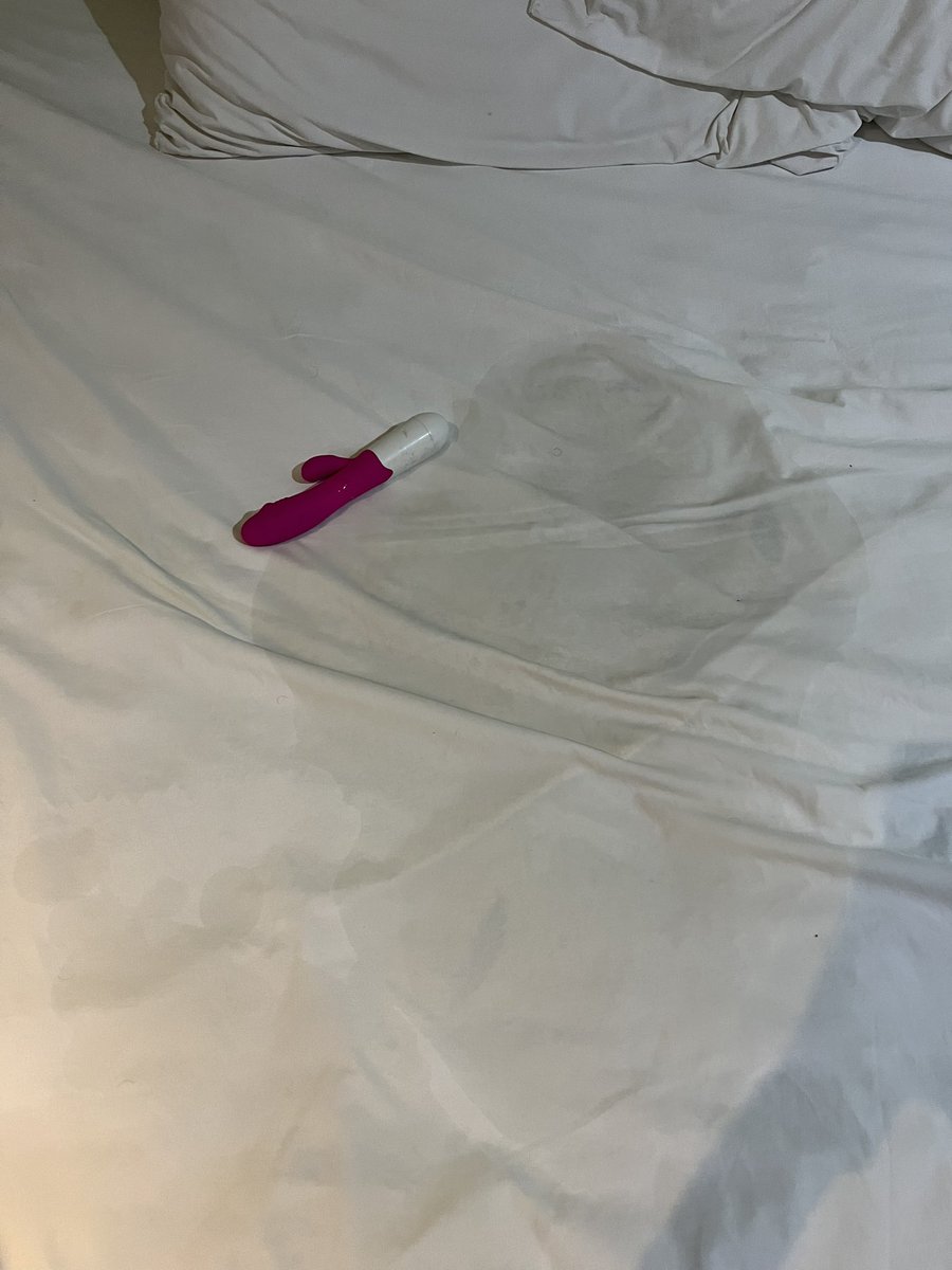 Daniela_altami's tweet photo. Así terminó mi cama después de grabarles un video a mis amores para mi página azul. 💦 https://t.co/D9ZhpRZnhW