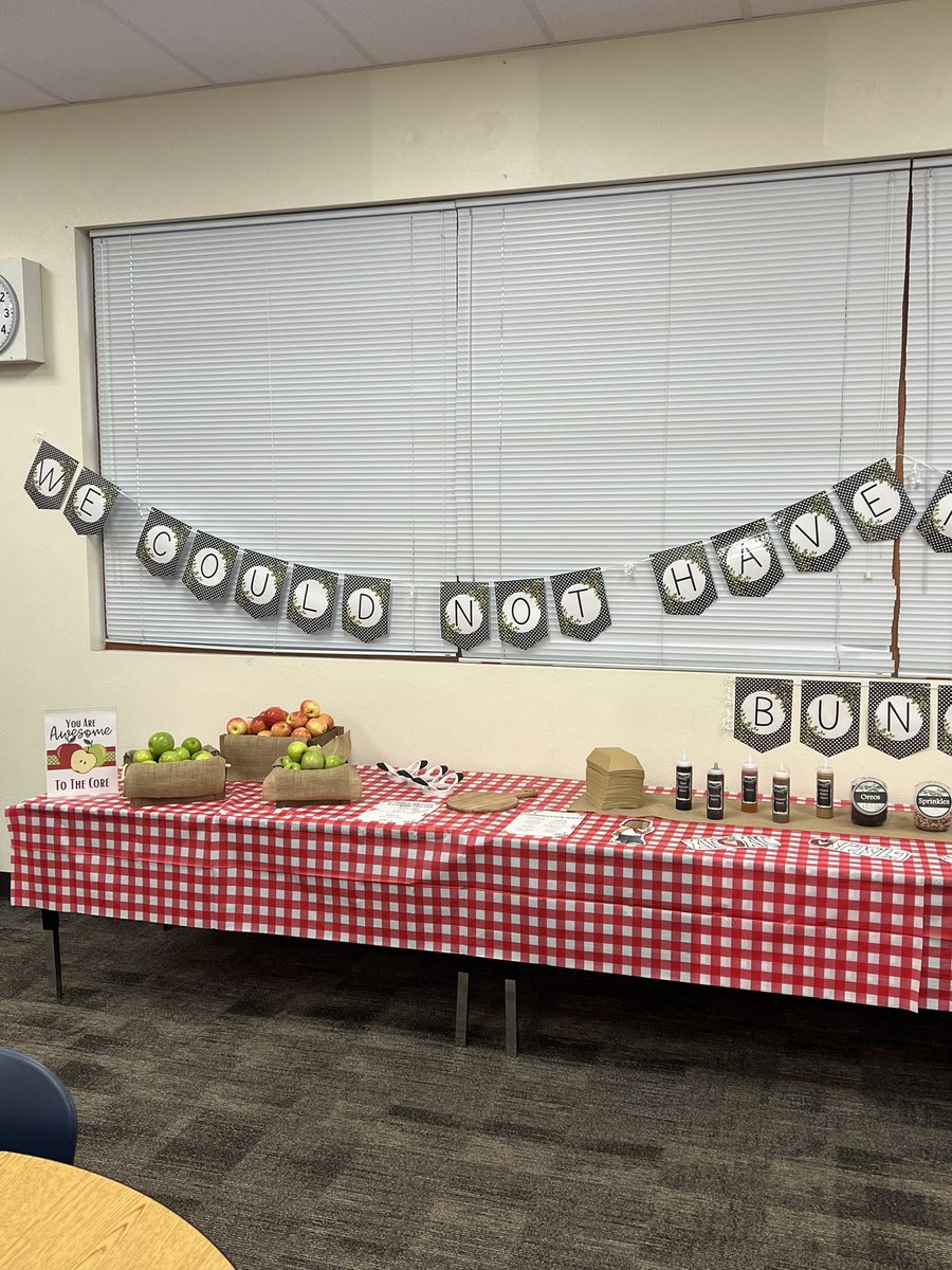 CullenSkyles's tweet photo. Booker staff is awesome to the core :) Apple nacho bar for our staff today! #CCSD #BookerBobcats https://t.co/FHeorcJPdo