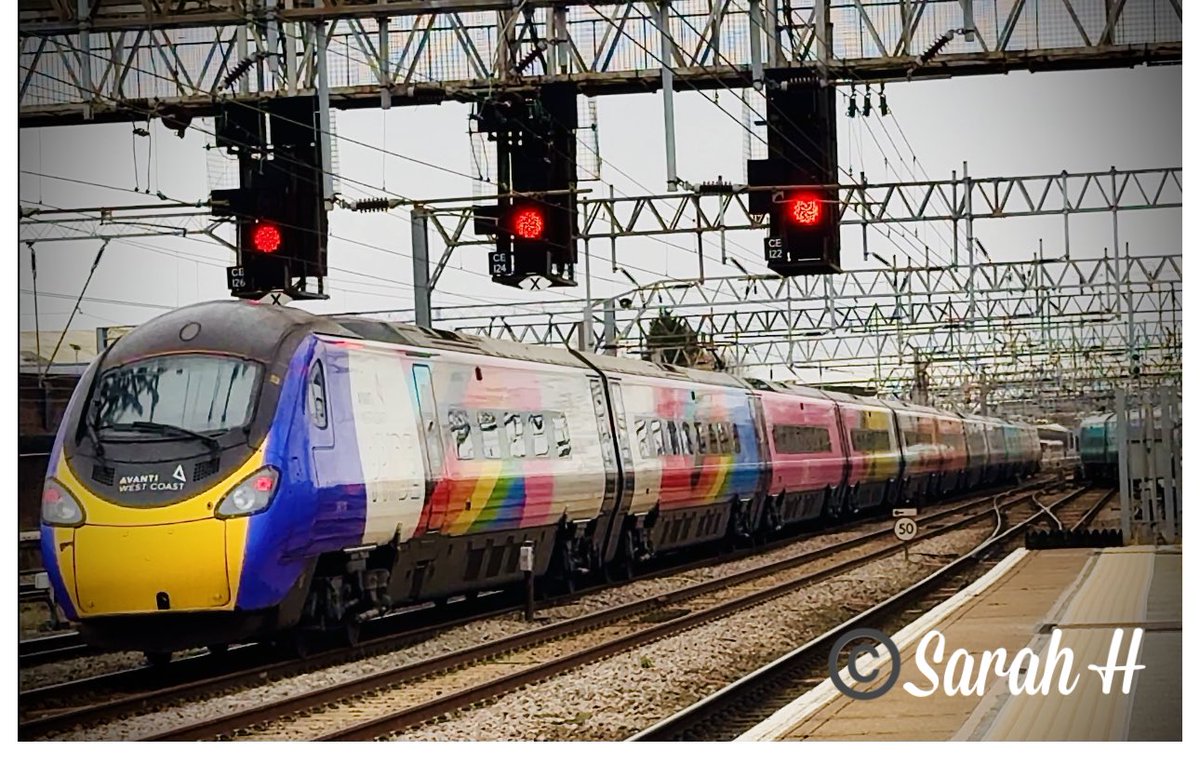 SydneyBridgeTMD's tweet image. A few more shots from yesterday at Crewe and Stafford 📸 20/11/23 #Class37 #Tractor #Class319 #Class88 #Class68 #Class221 #Class390 #Progress #RailwayPhotography #Crewe #Stafford @RailOpsGroup @DRSgovuk @AvantiWestCoast