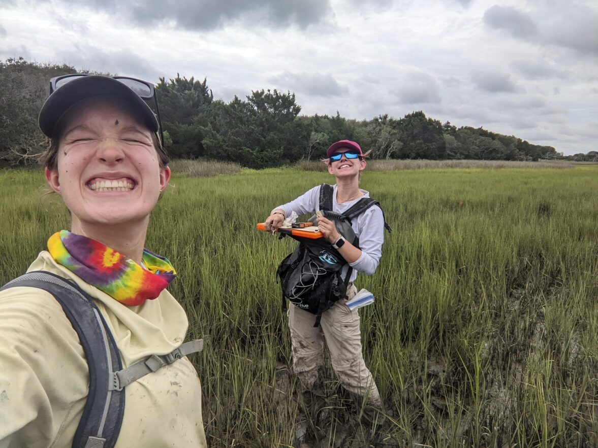 UFcoastal's tweet photo. @EmoryWellman of the @AEBraswell lab dedicates her research to safeguarding the coast's small treasures. She investigates ecological stability and factors that determine ecosystem structure, with a focus on mussels and #oysters. 

Learn more about Emory: https://t.co/SWDZPDnHp6 https://t.co/hSD98H2RjG
