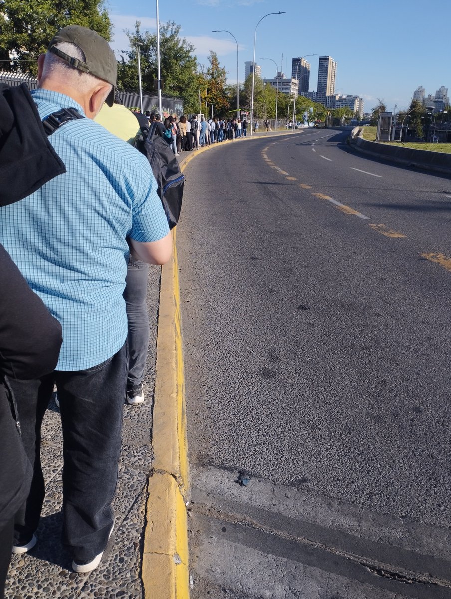 Concienciareflx's tweet photo. @metrodesantiago @Red_Movilidad Pongan ojo con la frecuencia de buses en el paradero 1 de la 113e 🥵 https://t.co/tQ7MA1uXOY