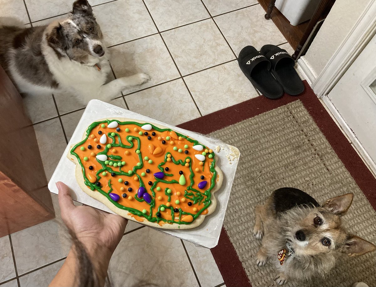 HerbieMooland's tweet image. Spooky season may be over, but the sales still linger and being the dog people my family is, they immediately thought to make Sandy and I the theme of this diy: 😂

How do you think they did? 🍪🐶

#createatreat #cookiekit #diydecoration #pumpkintheme #giantcookie #dogart