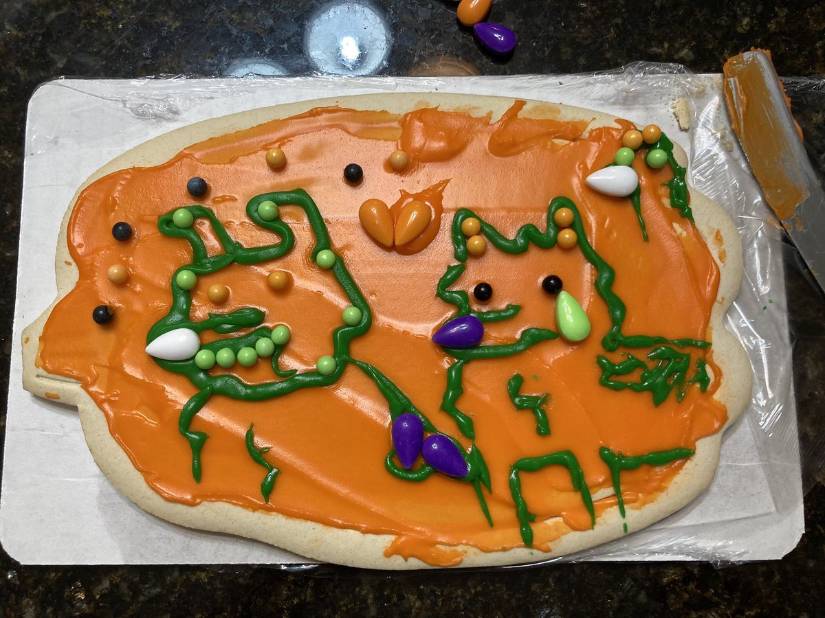HerbieMooland's tweet image. Spooky season may be over, but the sales still linger and being the dog people my family is, they immediately thought to make Sandy and I the theme of this diy: 😂

How do you think they did? 🍪🐶

#createatreat #cookiekit #diydecoration #pumpkintheme #giantcookie #dogart