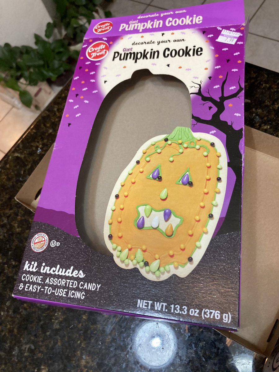 HerbieMooland's tweet image. Spooky season may be over, but the sales still linger and being the dog people my family is, they immediately thought to make Sandy and I the theme of this diy: 😂

How do you think they did? 🍪🐶

#createatreat #cookiekit #diydecoration #pumpkintheme #giantcookie #dogart