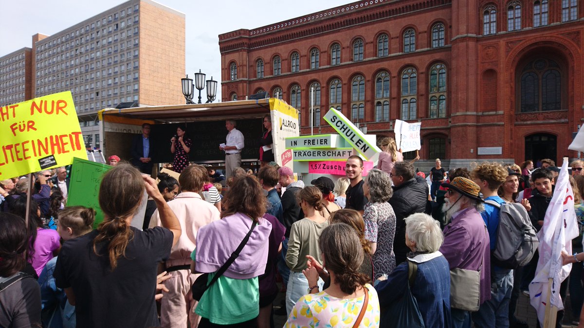 Lehrermangel beim Staat führt zu weniger Zuschüssen für freie Schulen? Klingt absurd, soll aber so kommen. 

Erfahrt mehr in unserem Blogpost: demokratische-schule-x.de/2023/10/faire-…

#FreieSchulen #FaireFinanzierung #Bildungsvielfalt #Bildungsgerechtigkeit