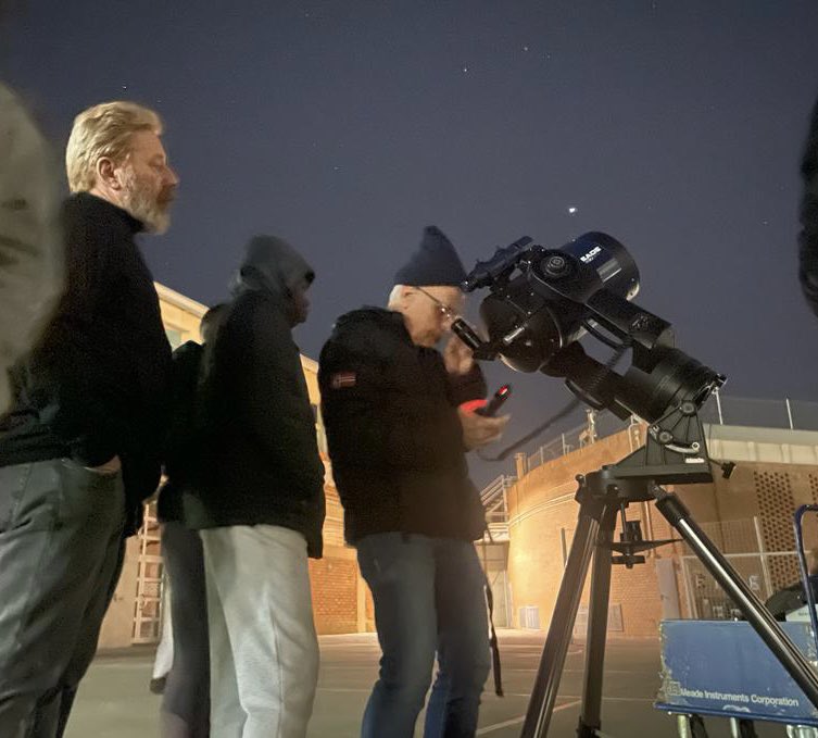 Guindavols's tweet photo. Aquest vespre a l’INS Guindàvols: Observació astronòmica del cel a la tardor. #sc23 #sc23cat #setmanadelaciència2023 #astronomia https://t.co/Y0OpHThh1d
