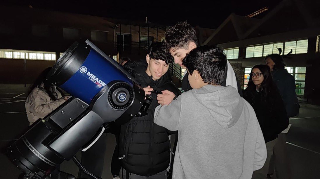 Guindavols's tweet photo. Aquest vespre a l’INS Guindàvols: Observació astronòmica del cel a la tardor. #sc23 #sc23cat #setmanadelaciència2023 #astronomia https://t.co/Y0OpHThh1d