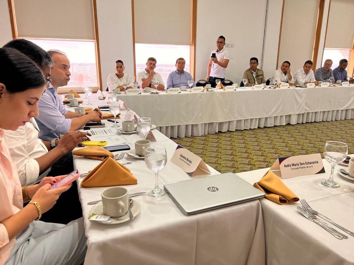 flowerojas_'s tweet photo. #ParticipandoActivamente: Hoy, junto a mis colegas concejales electos para el periodo 2024-27 y el alcalde @alejoeder, discutimos los proyectos para #Cali en el próximo año. Estamos listos para afrontar los retos y trabajar por nuestra ciudad y su gente. 💚🏙️@ConcejoCali https://t.co/pqDGI6TKzE