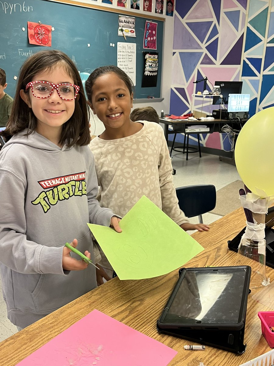 ArtwithMrsPriv's tweet photo. 3rd graders getting their balloons ready for our Sphero Thanksgiving Day Parade #wearewss https://t.co/1kVI1UZzCH