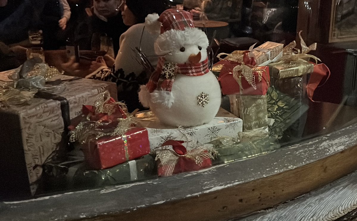 It’s beginning to look a lot like Christmas ⛄️

Don’t get your tinsel in a twist this season and allow us to take care of all your friends and family. 

Book via our website or pop in to see our team 

#youngs #youngspubs #christmas