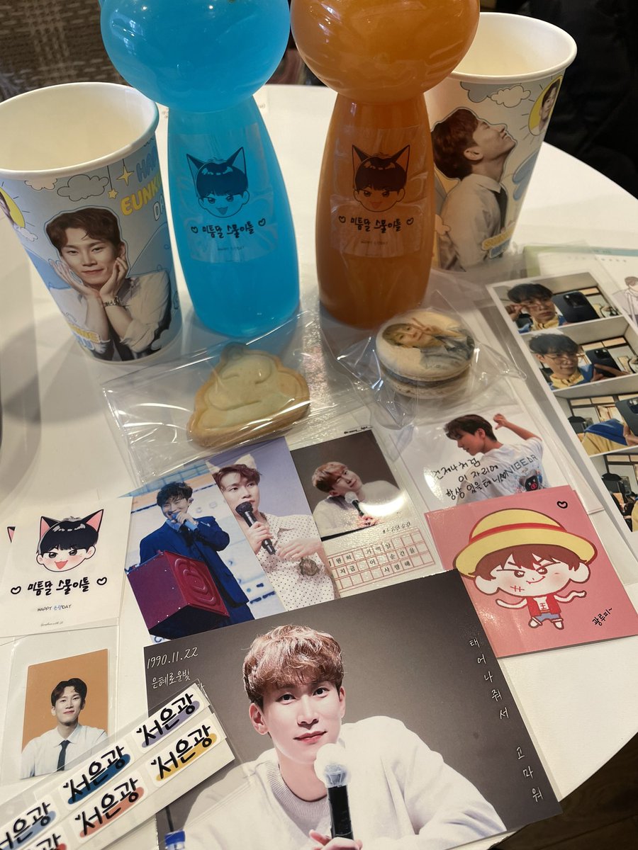 foreverlov2btob's tweet photo. 📍카페 라 샤워

음료수 병도 쿠키도 포토마카롱도 너무너무 귀엽고 아까웠던 카페 
은광고사 푸는 재미까지 가득했던 😆
특전도 가득가득 🥹🥹

#서햇살_덕분에_겨울이_따뜻해
#서은광_태어나줘서_사랑해 https://t.co/ZHZhR67Jmy