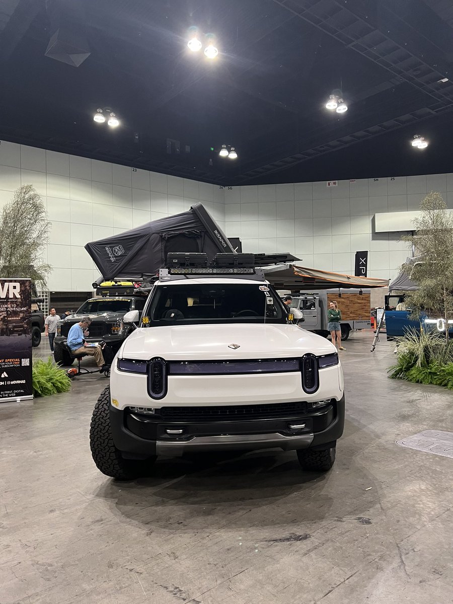 Cool @Rivian R1 configuration at @LAAutoShow  🏕️

- 350 Mile Charge 🔋
- 665 HP 🐎
- 0-60: 3.5 sec 💨

#Rivian $RIVN #AllRoadsLA #EV