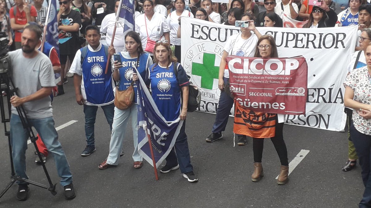 PrensaFESPROSA's tweet photo. #Hoy | No somos orcos: somos trabajadoras y trabajadores

Fesprosa, junto a @de_sitre, Cicop-San Isidro y Cicop-Haedo, marchó hoy con 1500 enfermeras y enfermeros. En el Día de la Enfermería, se leyó un documento unitario y dijimos presente en la calle, a pesar de las amenazas. https://t.co/UThJd5pmcl
