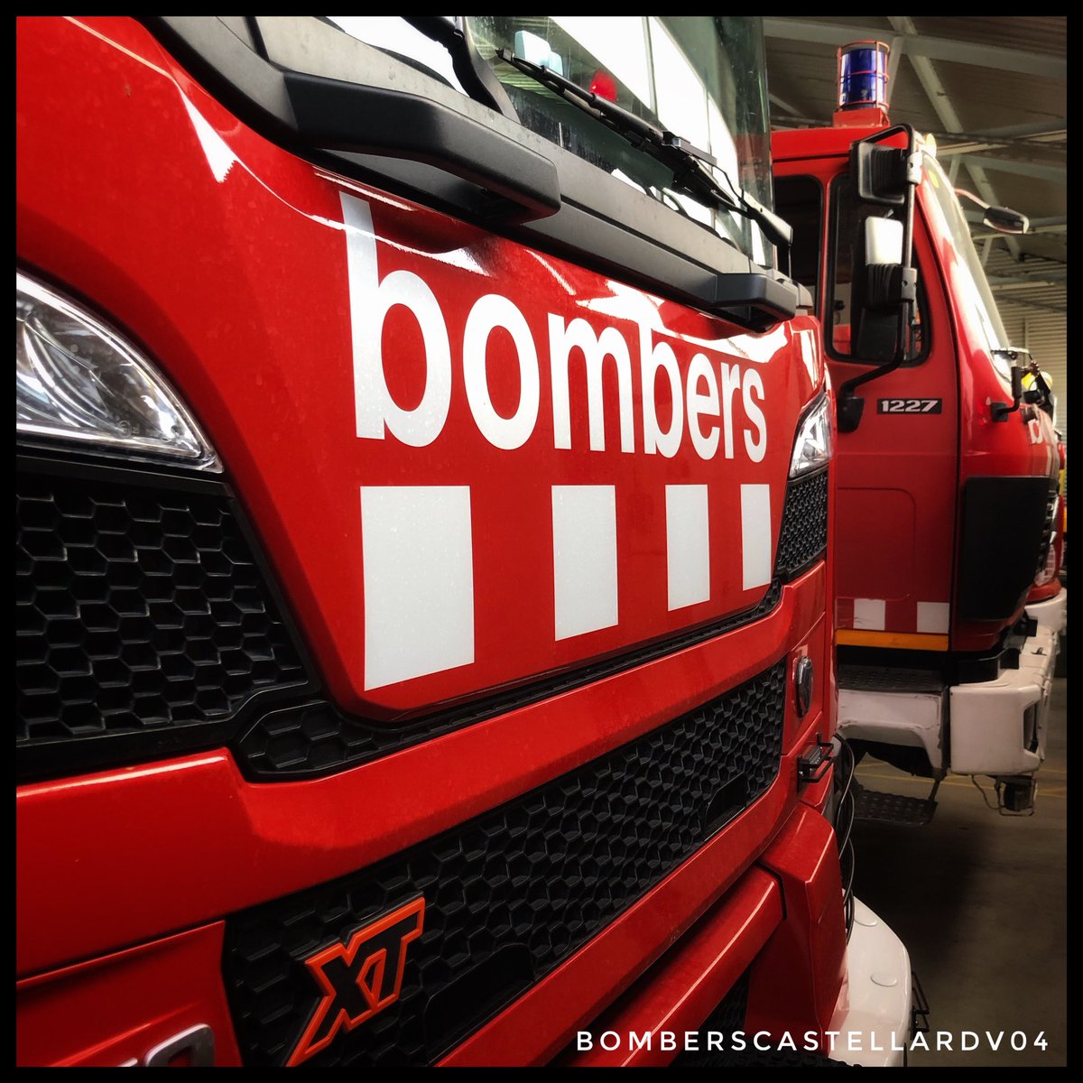 BombersCdV's tweet photo. Aquesta tarda 🚨🚒💨 per foc de contenidor a Les Arenes.
Servei conjunt amb @plcastellar @bomberssab
#bombers #castellar #cas04 #remn https://t.co/8GWlhuvNRd