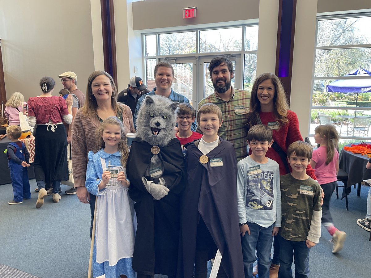 wingfeathersaga's tweet photo. Those of us in Glipwood are always happy to have visitors as long as they aren’t from Dang. Fangs are ugly, after all. Thank you to all those who made the trip to Nashville for our first Feather Fest! #FeatherFest #WingfeatherSaga #FantasySeries #CostumeContest https://t.co/Bgkg07SejB