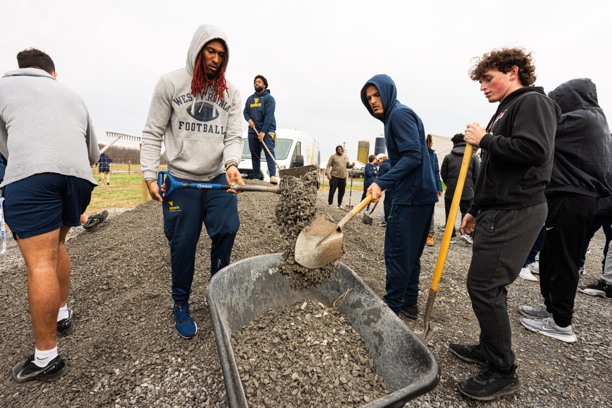 DominionPostWV's tweet photo. "WVU football unleashes the power of service for Hearts of Gold"

Read More: https://t.co/s5pNaZy756

Story By: Erin Cleavenger
Photo Credit: Benjamin Powell

 #WVU #football #HeartsOfGold #Morgantown #communityservice https://t.co/ER2QZmgJSw