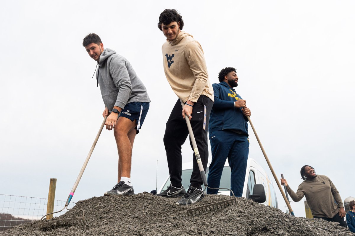 DominionPostWV's tweet photo. "WVU football unleashes the power of service for Hearts of Gold"

Read More: https://t.co/s5pNaZy756

Story By: Erin Cleavenger
Photo Credit: Benjamin Powell

 #WVU #football #HeartsOfGold #Morgantown #communityservice https://t.co/ER2QZmgJSw