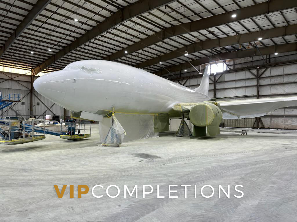 First base coat of fresh paint on the BBJ ✅ The next step will be to sand again and shoot a second coat; then, they will start laying the new stripes and belly coat 🛫 #vipcompletions #boeing #bbj #custompaintjob #businessaviation #bizav