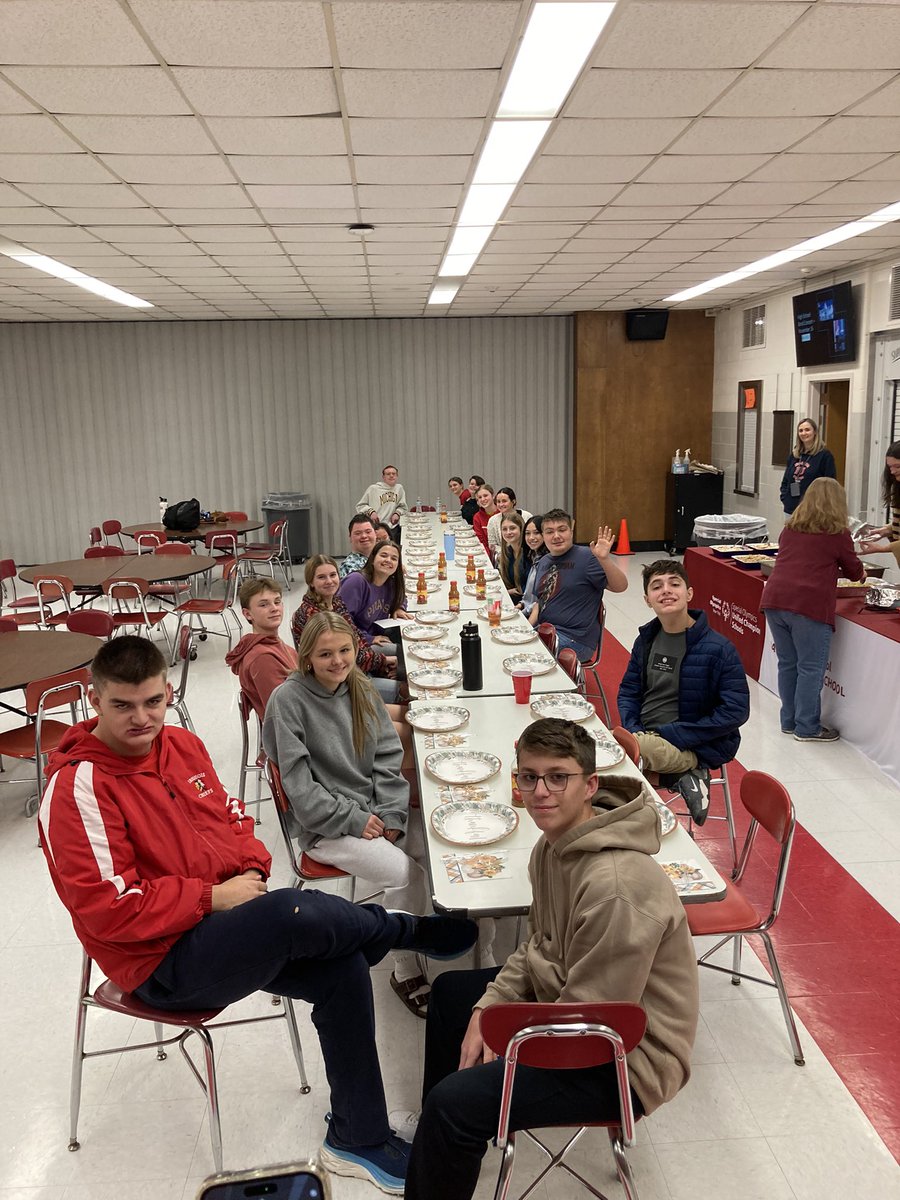 sports_unified's tweet photo. Iroquois Unified celebrated what they are thankful for with their annual Thanksgiving dinner today. The group also got a picture with their new National Banner from Special Olympics  North America. Congratulations Iroquois High School and Happy Thanksgiving! @SpecOlympicsNY https://t.co/nBv0MejFV2