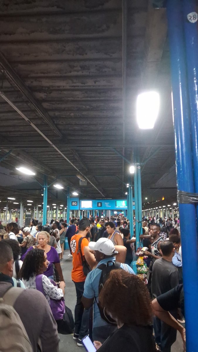 AnnaCarolyneDi2's tweet photo. @SuperVia_trens brincadeira né isso é um absurdo, ramal japeri sem trem! https://t.co/h6I3EblIX3
