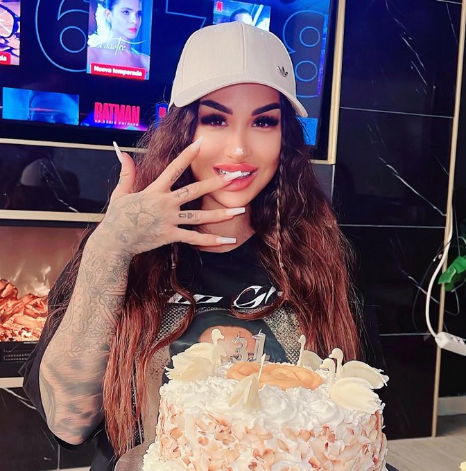 Se me olvid&oacute; daros las gracias por felicitarme mis amores 🦂✨🔥💚 11:11 https://t.co/j3mzjbIGsG