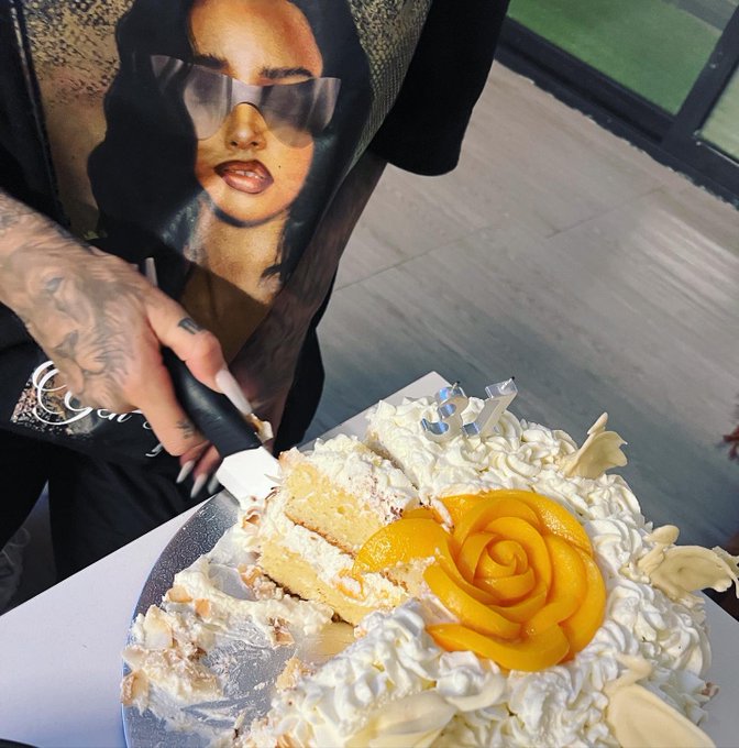 Se me olvid&oacute; daros las gracias por felicitarme mis amores 🦂✨🔥💚 11:11 https://t.co/j3mzjbIGsG