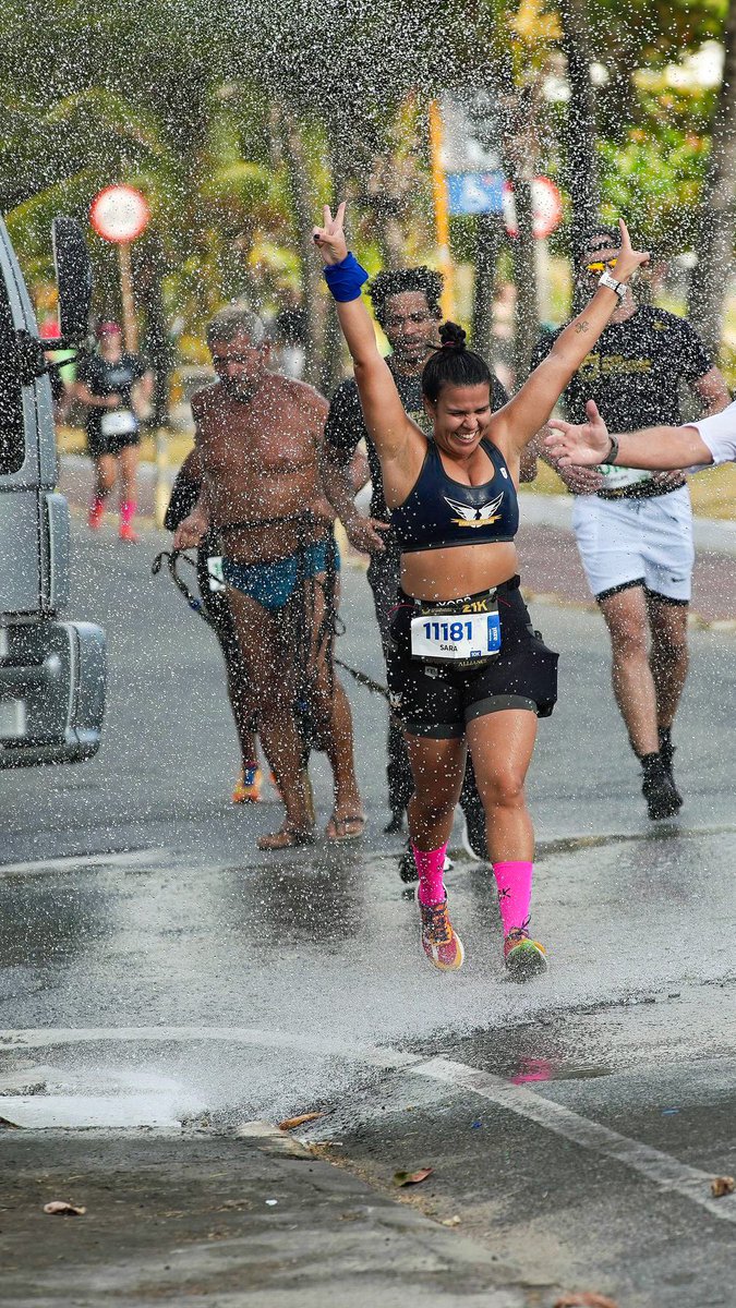 Procure uma embaixadora de corrida mais feliz que essa e falhe miseravelmente 🤩