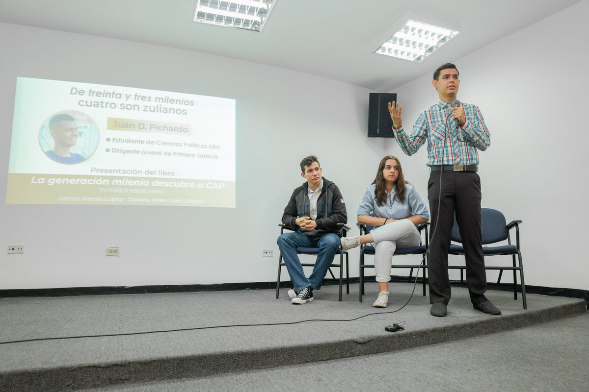 CAP100_'s tweet photo. Presentación del libro <La generación milenio descubre a CAP>. Un libro de 800 páginas elaborado por 33 jóvenes venezolanos de edades entre 17 y 29 años y cuatro de ellos  zulianos. Nuestra gratitud inmensa para los Profesores Julio Urribarri, Daniela Arias. https://t.co/uixn1qbJYL