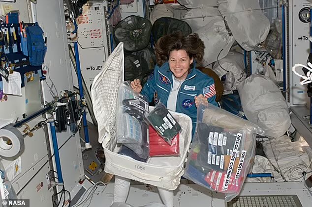 ¿Cómo lavan la ropa los astronautas en el espacio? Bueno, la respuesta es: ¡no lo hacen! Cada uno tiene una cantidad limitada de artículos, ya que costaría mucho dinero enviarles regularmente ropa limpia desde la Tierra. Más ℹ️👇