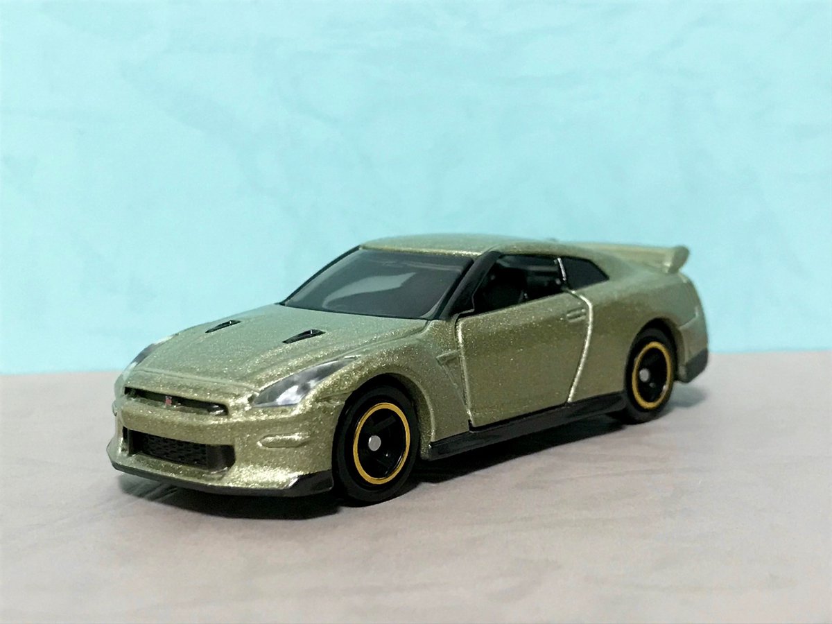 KOU_2772's tweet image. 今回のトミカ日産GT-R初回版は、ミレニアムジェイドのボディカラーに、ホイールはゴールドの縁取り。

そして、リアのエンブレムには「T-spec」のバッヂが追加という、なかなか特別感がある1台です😄

#トミカ 
#GTR
#Tspec