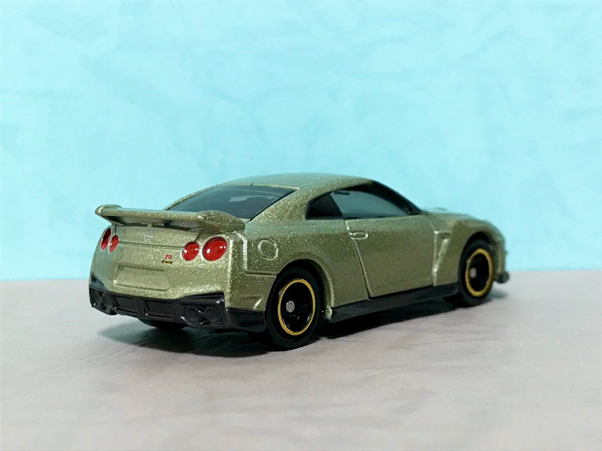 KOU_2772's tweet image. 今回のトミカ日産GT-R初回版は、ミレニアムジェイドのボディカラーに、ホイールはゴールドの縁取り。

そして、リアのエンブレムには「T-spec」のバッヂが追加という、なかなか特別感がある1台です😄

#トミカ 
#GTR
#Tspec