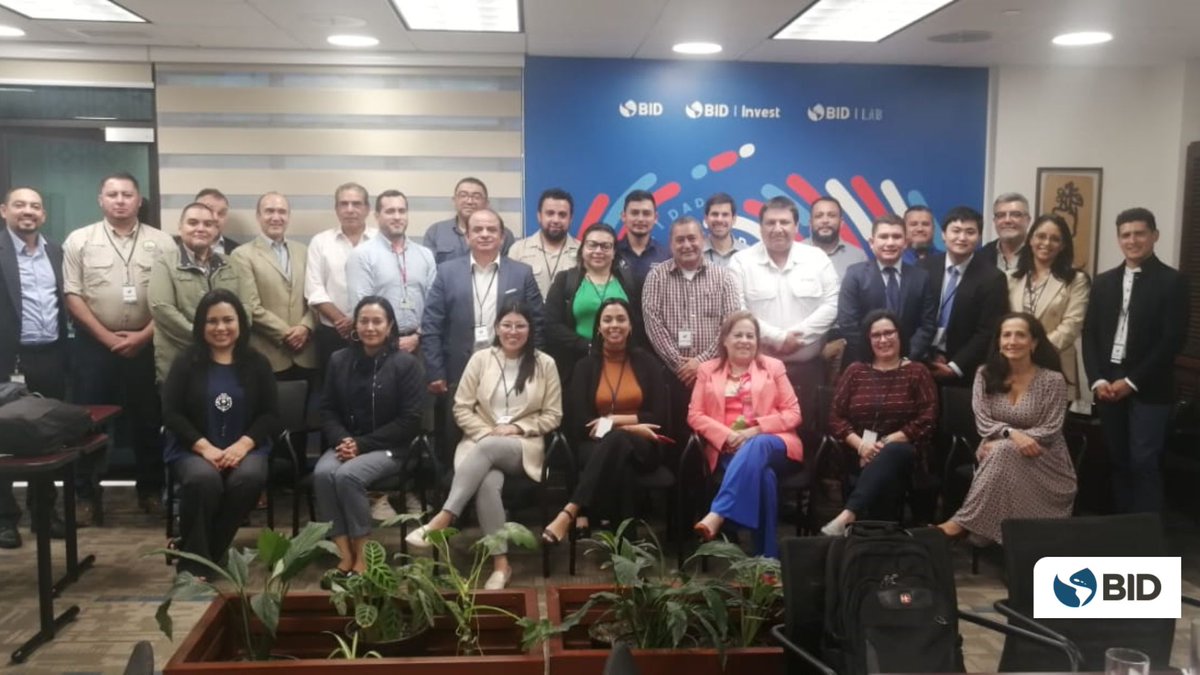 mariajjarquin's tweet photo. En diálogo se compartió la visión de autoridades sectoriales, oportunidades de sinergia y articulación entre actores, para que Honduras avance hacia una #EconomíaCircular con enfoque de #ResilienciaClimática, #Inclusión e #Innovación. ¡Un paso esencial para la #sostenibilidad! 🌍 https://t.co/qGJ03r5RYx