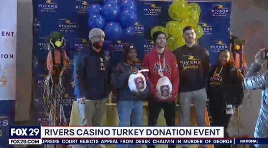 Hornercom's tweet image. It was a big day for the @riverscasinophl Rivers Gives program!

Just in time for Thanksgiving, the team donated more than 500 turkeys.

@FOX29philly and @6abc were on hand for the distribution.