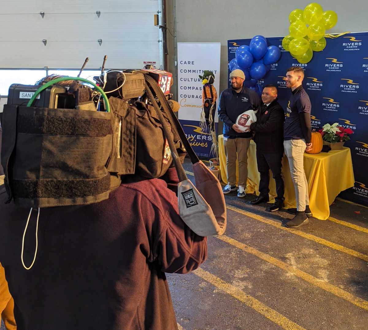 Hornercom's tweet image. It was a big day for the @riverscasinophl Rivers Gives program!

Just in time for Thanksgiving, the team donated more than 500 turkeys.

@FOX29philly and @6abc were on hand for the distribution.