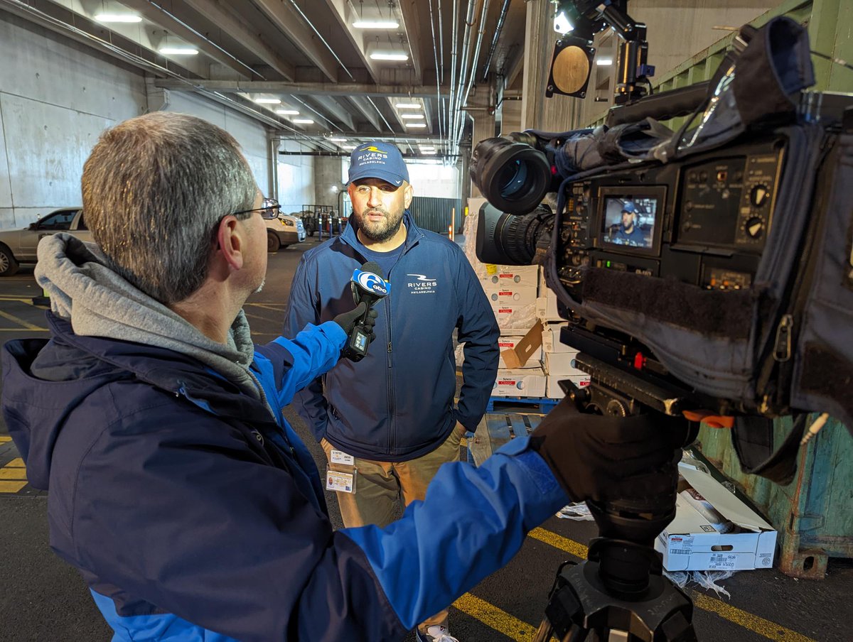 Hornercom's tweet image. It was a big day for the @riverscasinophl Rivers Gives program!

Just in time for Thanksgiving, the team donated more than 500 turkeys.

@FOX29philly and @6abc were on hand for the distribution.