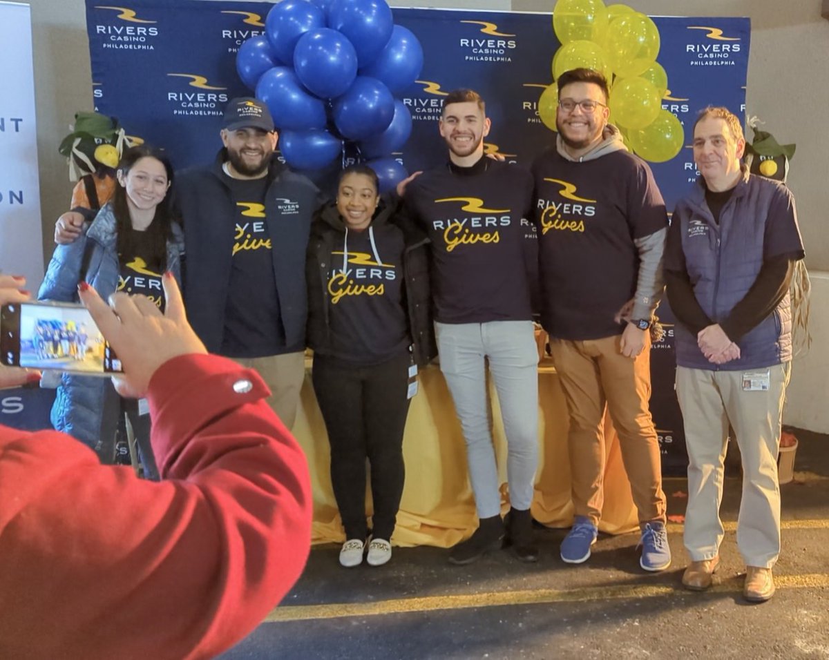 Hornercom's tweet image. It was a big day for the @riverscasinophl Rivers Gives program!

Just in time for Thanksgiving, the team donated more than 500 turkeys.

@FOX29philly and @6abc were on hand for the distribution.